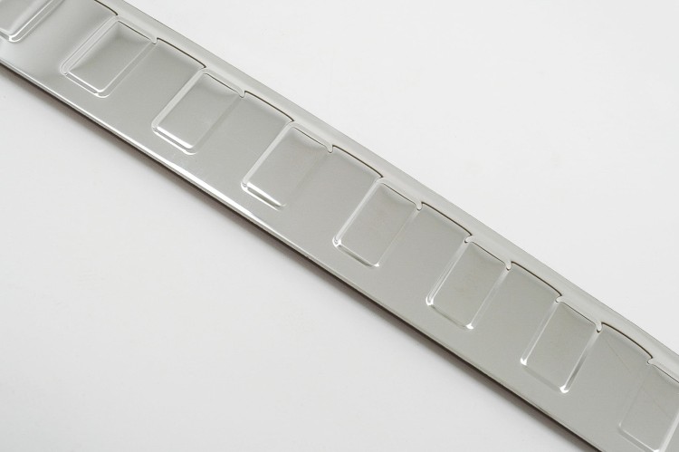 LISTWA ALUMINIOWA ZDERZAKA TYLNEGO VW GOLF 8 VARIANT SW (2020-)