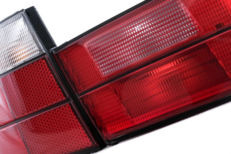 LAMPY TYLNE BMW 5 SERII E34 SEDAN (1987-1995) CZERWONO-BIAŁE