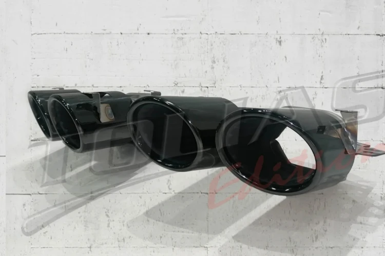DYFUZOR TYLNEGO ZDERZAKA Z KOŃCÓWKAMI WYDECHU CLA45 LOOK MERCEDES X118/C118